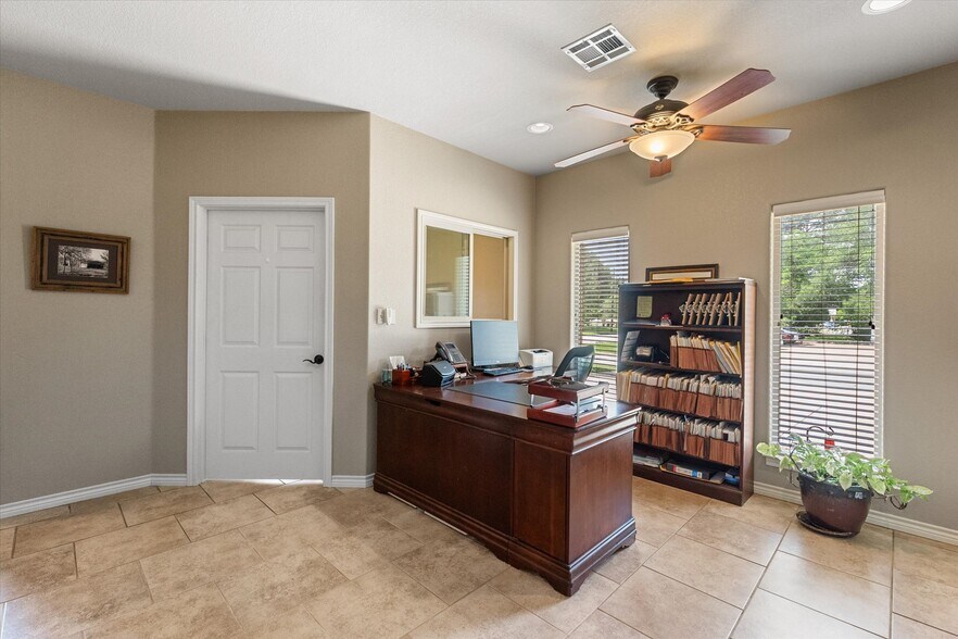 More Photos Of 2220 W 2nd Ave, Corsicana Office For Sale