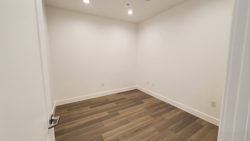 More Photos Of 752 2250 West, Springville Warehouse For Lease