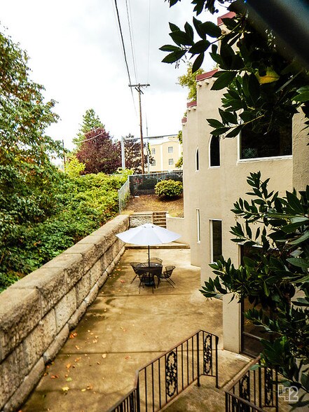 More Photos Of 960 Broadway St NE, Salem Office For Lease