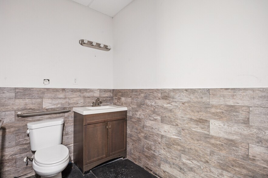 More Photos Of 4748 Algiers St, Dallas Showroom For Lease