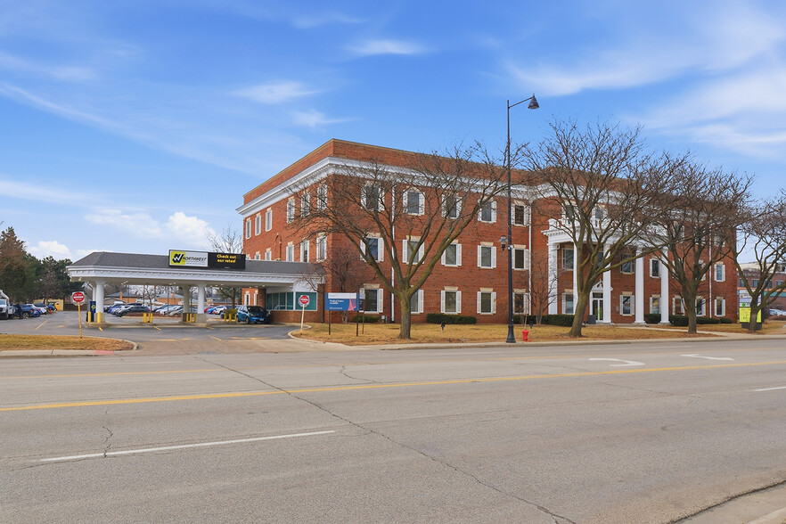 More Photos Of 8930 Waukegan Rd, Morton Grove Office For Lease
