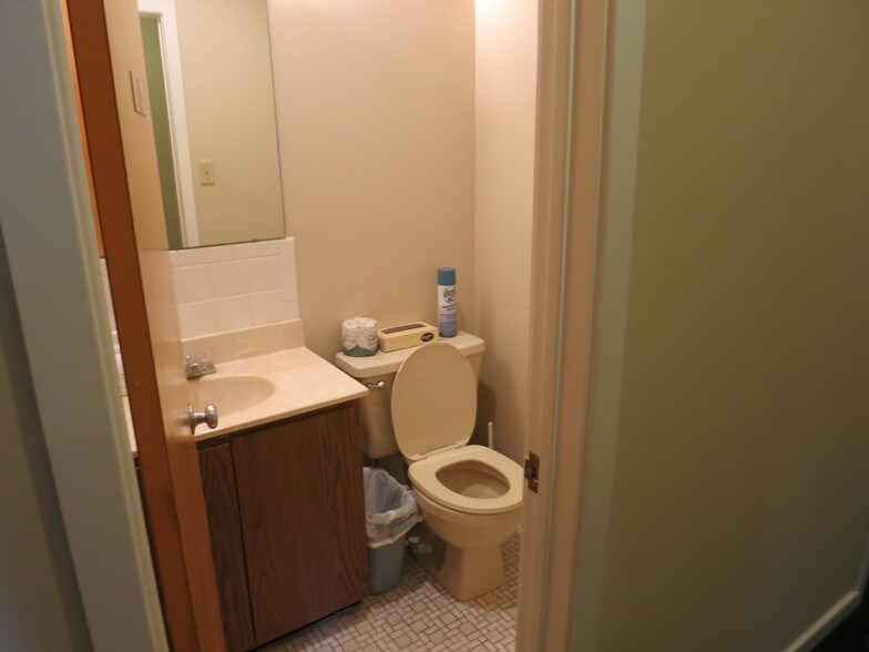 More Photos Of 920 Lawn Ave, Sellersville Medical For Sale