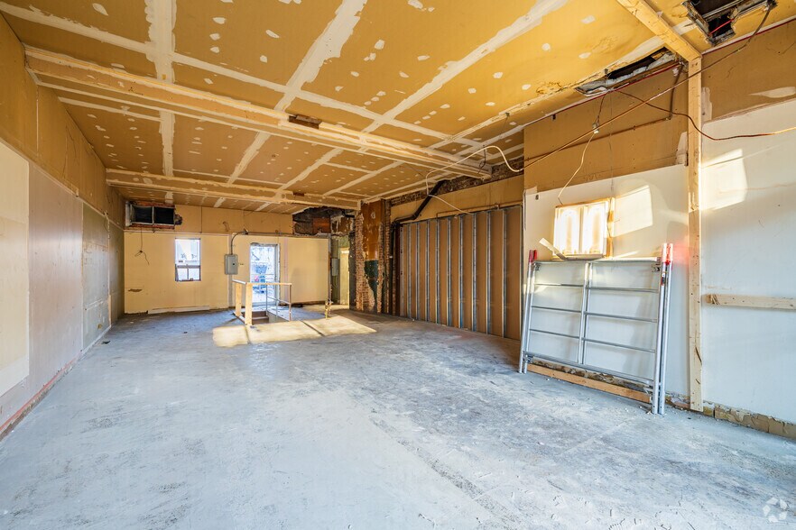 More Photos Of 4351-4357 Rue Notre-Dame O, Montréal Storefront Retail Residential For Lease