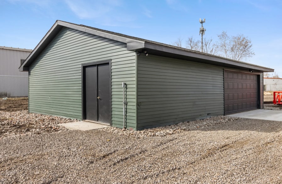 More Photos Of 2627 Williams Dr, Waterford Warehouse For Lease