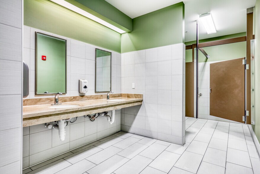 More Photos Of 13906 Highway 99, Lynnwood Office For Lease