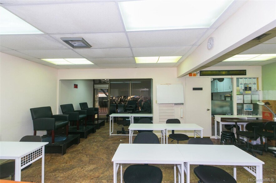 More Photos Of 438-444 Hobron Ln, Honolulu Office For Lease