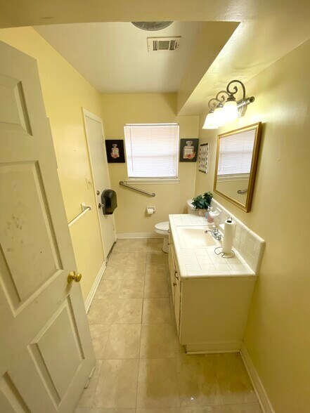 More Photos Of 15518 Silver Ridge Dr, Houston Specialty For Lease