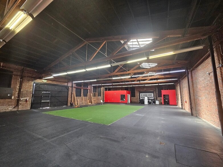 More Photos Of 400 W Pico Blvd, Los Angeles Health Club For Lease