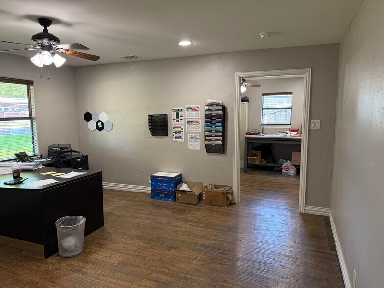 More Photos Of 414 N Kealy Ave, Lewisville Office For Sale