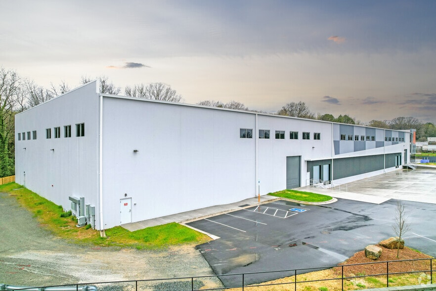 More Photos Of 690 Montana Dr, Charlotte Warehouse For Lease