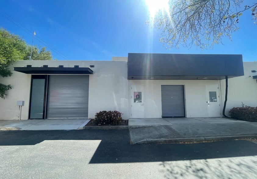 More Photos Of 448-450 E Middlefield Rd, Mountain View Light Manufacturing For Lease
