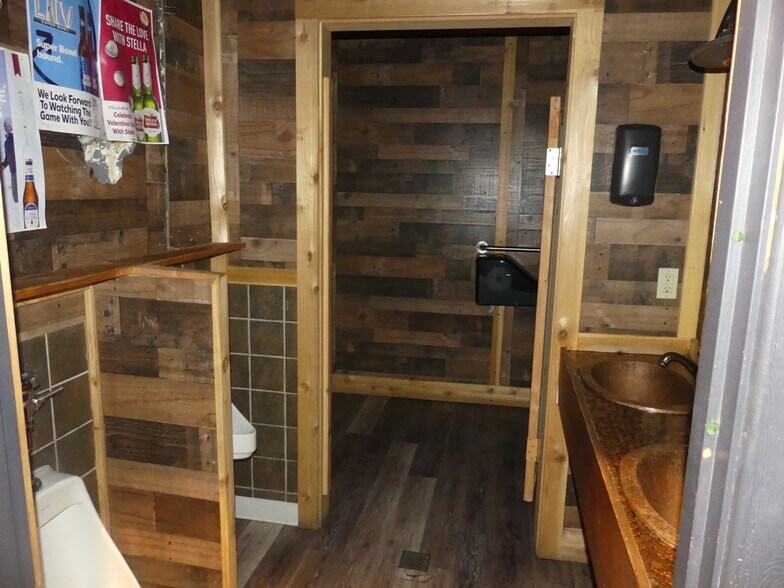More Photos Of 304 E Lake St, McCall Bar For Sale