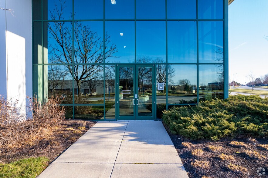 More Photos Of 340 W Crossroads Pky, Bolingbrook Warehouse For Lease