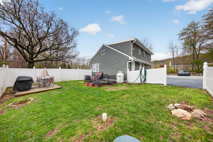 More Photos Of 187 Breakneck Rd, Highland Lakes Storefront Retail Residential For Sale