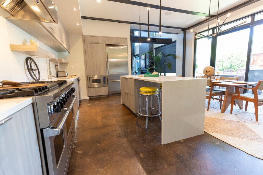 More Photos Of 4770 Iberia Ave, Dallas Showroom For Sale