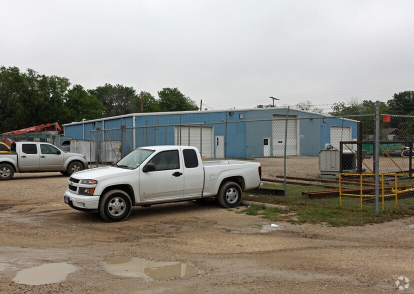 More Photos Of 1400 W Marvin Ave, Waxahachie Warehouse For Sale