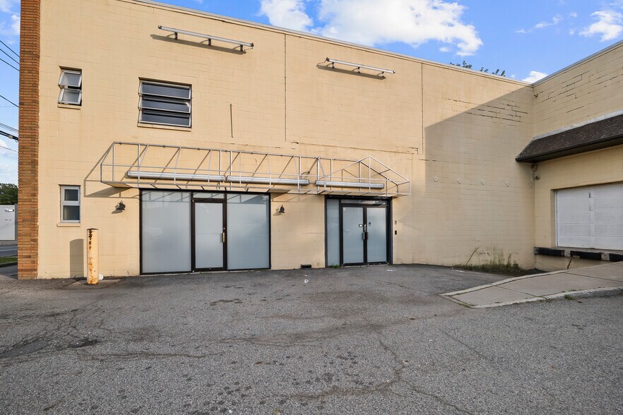 More Photos Of 189 Greenwood Ave, Midland Park Warehouse For Lease