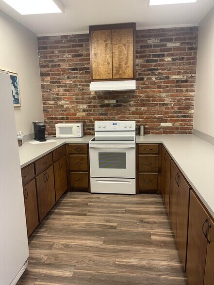 More Photos Of 2032 Wooddale Blvd, Baton Rouge Office For Lease