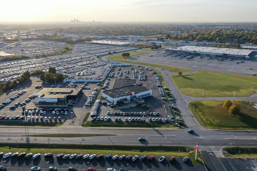 More Photos Of 5303 W Pike Plaza Rd, Indianapolis Auto Dealership For Lease
