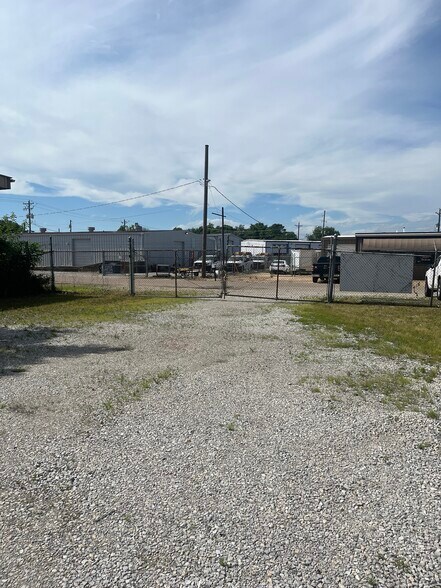 More Photos Of 1202 Falls St, Jonesboro Warehouse For Lease
