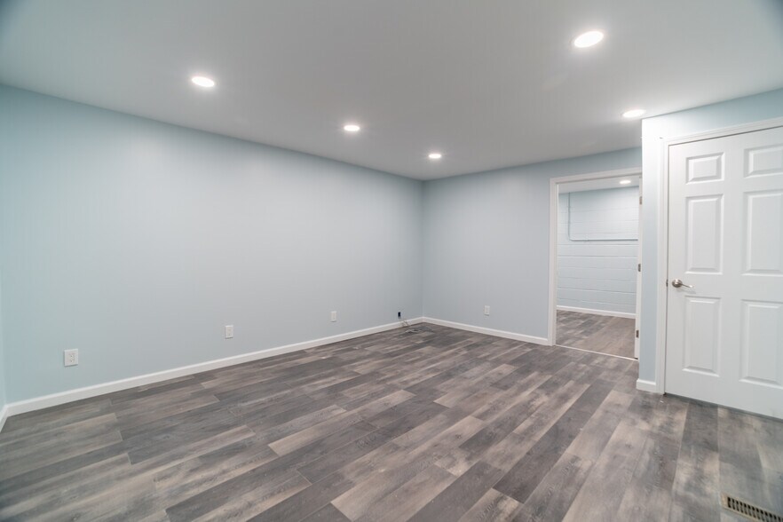 More Photos Of 125-127 Byassee Dr, Hazelwood Warehouse For Lease