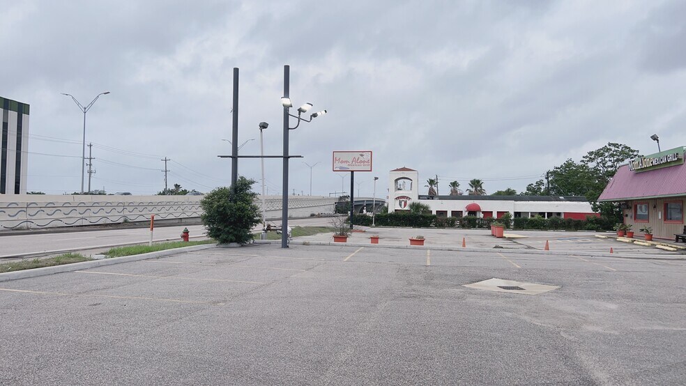 More Photos Of 1199 Nasa Pky, Houston Restaurant For Lease