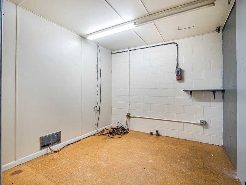 More Photos Of 1016 W Church St, Orlando Showroom For Lease