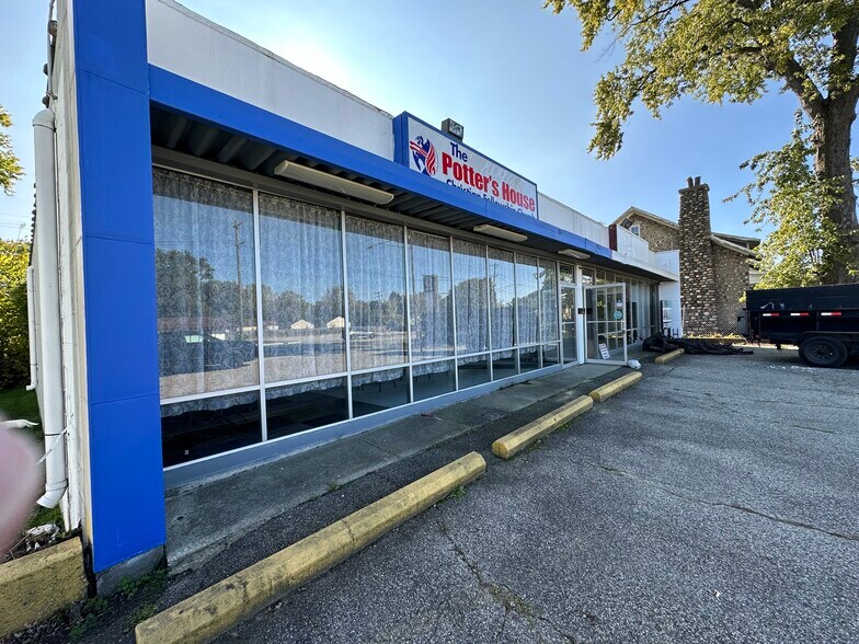 More Photos Of 950-954 Ecorse Rd, Ypsilanti Freestanding For Lease