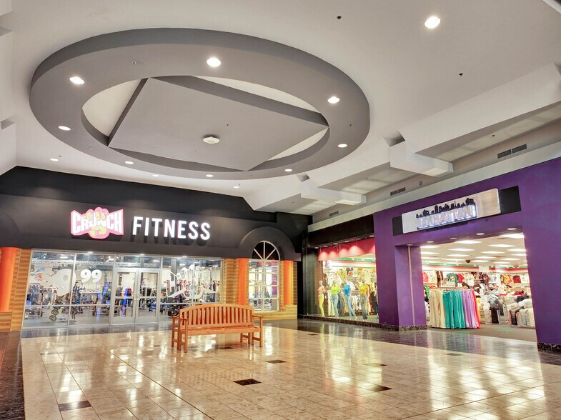 More Photos Of 2922-2930 Watson Blvd, Centerville Storefront For Lease