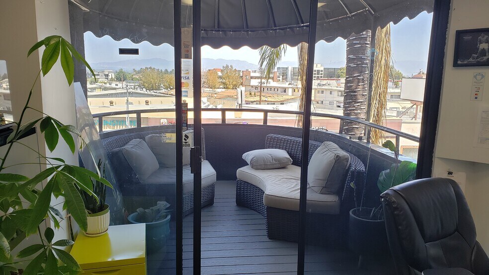 More Photos Of 18580 Ventura Blvd, Tarzana Loft Creative Space For Lease