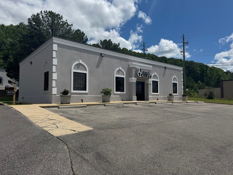 More Photos Of 2621 Pelham Pky, Pelham Freestanding For Sale