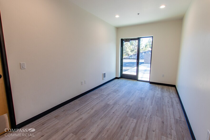 More Photos Of 2754 SW 6th St, Redmond Warehouse For Lease