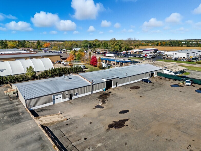 More Photos Of 801 W Grant Hwy, Marengo Showroom For Lease