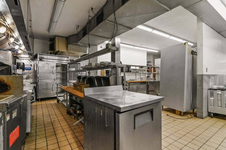 More Photos Of 227 E Adams St, Springfield Flex For Sale