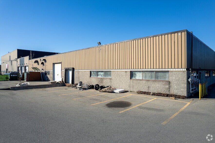 More Photos Of 89-95 Boul des Entreprises, Boisbriand Warehouse For Lease