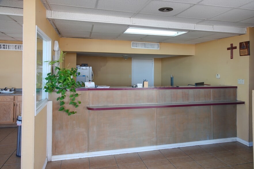 More Photos Of 823 NE Hwy 54, Guymon Hotel For Sale