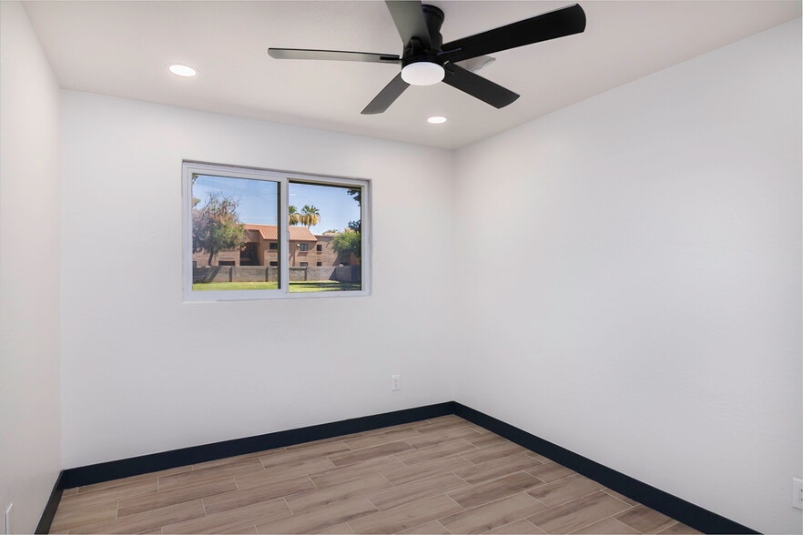 More Photos Of 958 W Main St, Mesa Flex For Lease