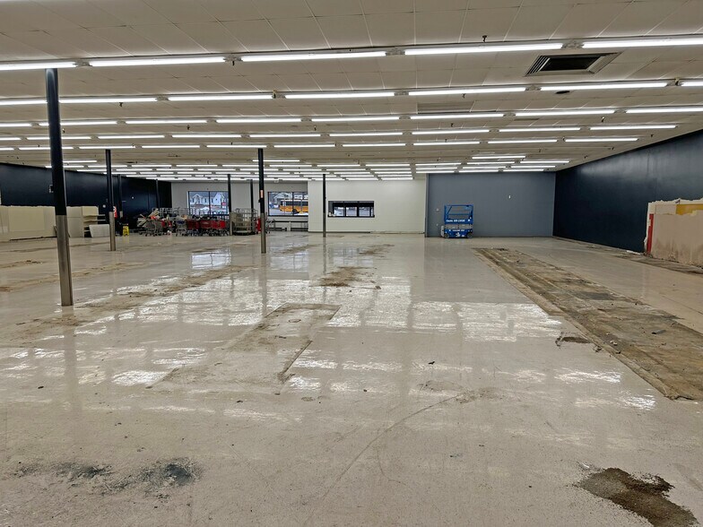 More Photos Of 1625 Leonard St NE, Grand Rapids Storefront For Sale