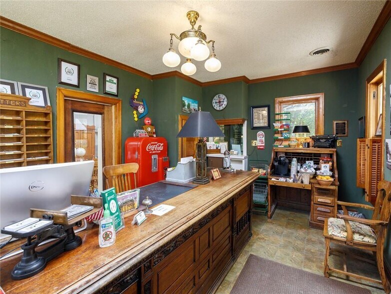 More Photos Of 915 E Cameron Ave, Rockdale Hotel For Sale