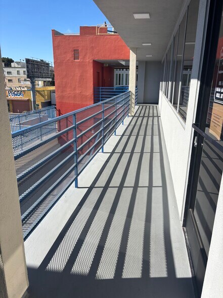 More Photos Of 11336 Camarillo St, Toluca Lake Office For Sale