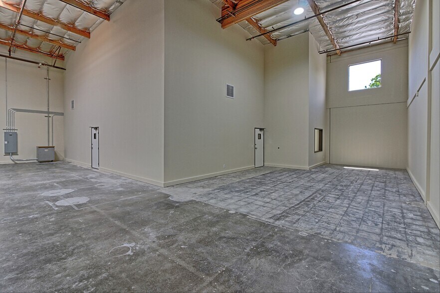 More Photos Of 4483 McGrath St, Ventura Service For Lease