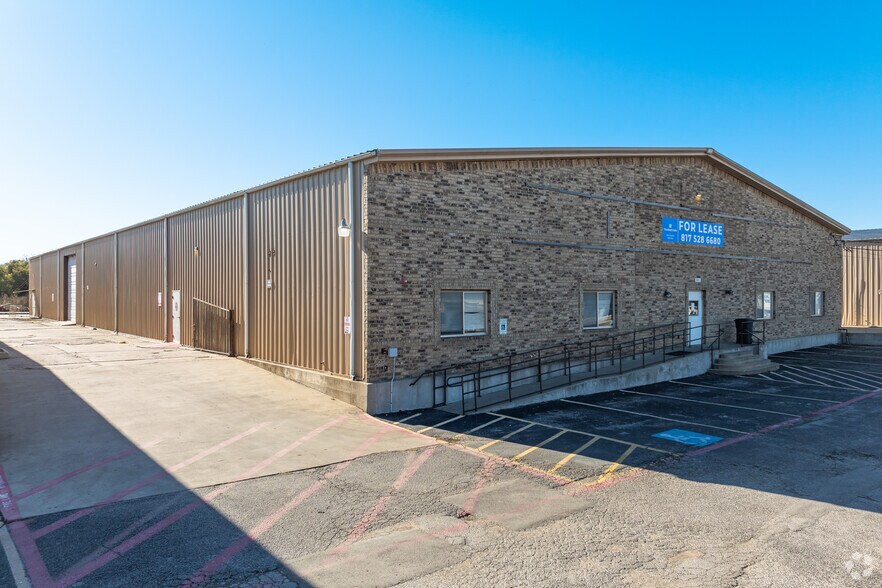 More Photos Of 711 W Kennedale Pky Building D, Kennedale Warehouse For Lease