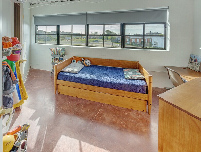 More Photos Of 121 St Emanuel St, Houston Flex For Sale