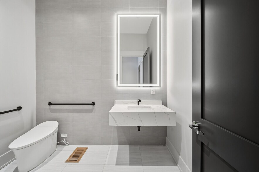 More Photos Of 619 W Randolph St, Chicago Restaurant For Sale