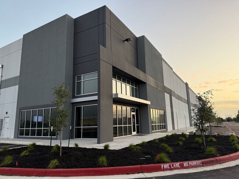 More Photos Of 500 Wonder World Dr, San Marcos Distribution For Lease