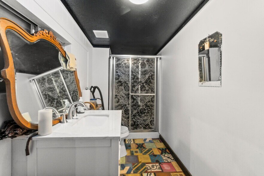 More Photos Of 1725 S US Highway 281, Blanco Freestanding For Sale