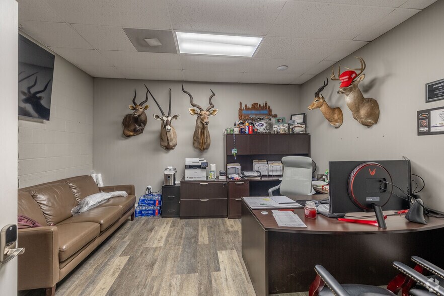 More Photos Of 2526-2530 Duplex Rd, Spring Hill Showroom For Sale