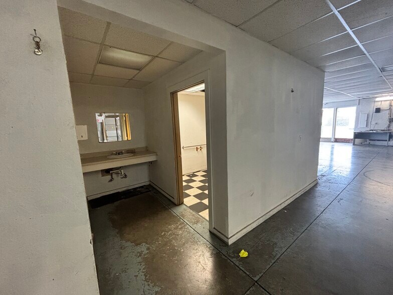 More Photos Of 2618 Cherry Ave NE, Salem Industrial For Sale