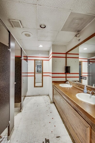 More Photos Of 1970 N Lincoln Ave, Chicago Storefront Retail Residential For Lease