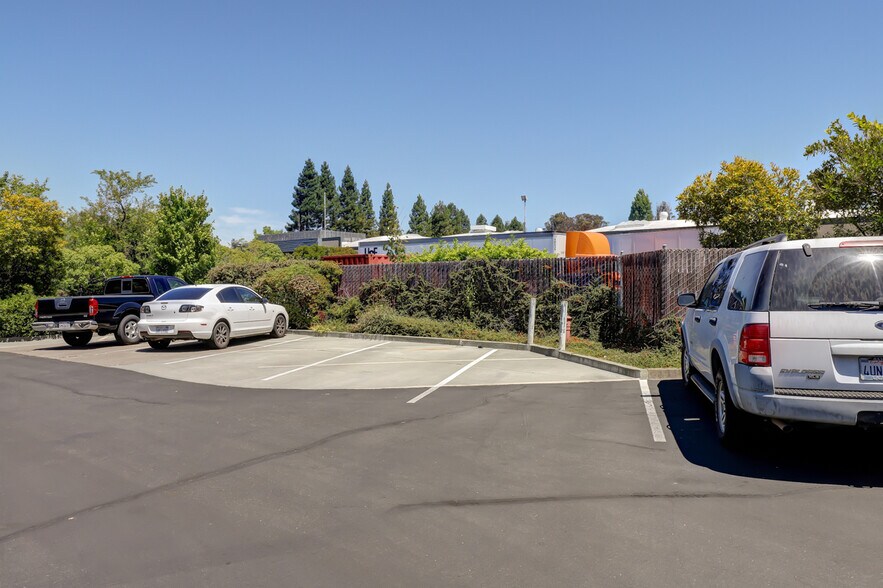 More Photos Of 210 Classic Ct, Rohnert Park Warehouse For Lease